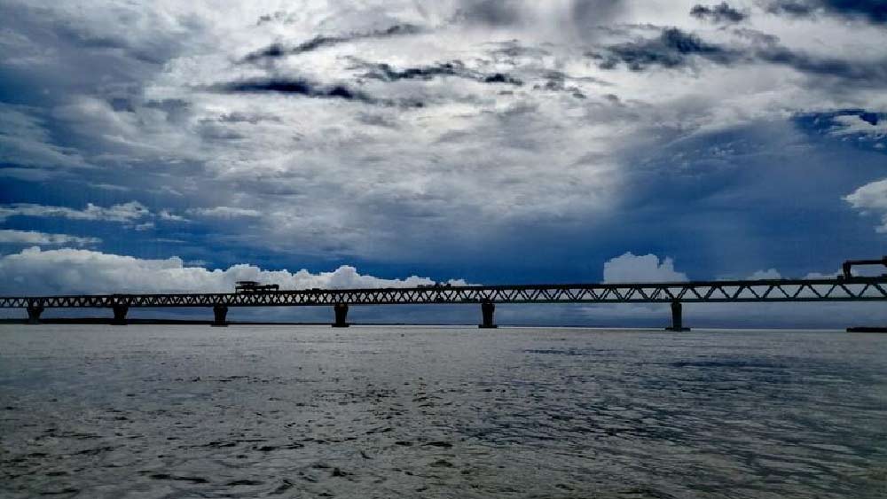 যাবতীয় কটাক্ষের জবাব দিয়ে বাংলাদেশ সরকার জানিয়েছে, জুনেই পদ্মা সেতুর সড়ক পথ খুলে দেওয়া হবে। তবে রেলব্রিজটি শেষ হতে আরও ক’দিন সময় লাগবে বলে জানা গিয়েছে।