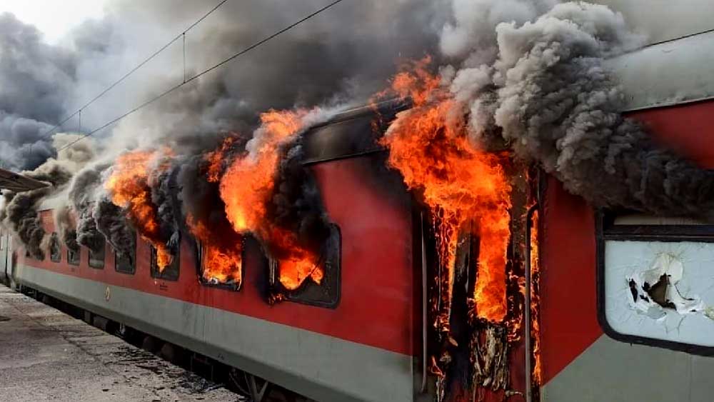 অগ্নিপথ-এর আগুনে পুড়ল ৫০টি কামরা, ৫টি ইঞ্জিন, শুধু বিহারেই রেলের ক্ষতি ২০০ কোটি