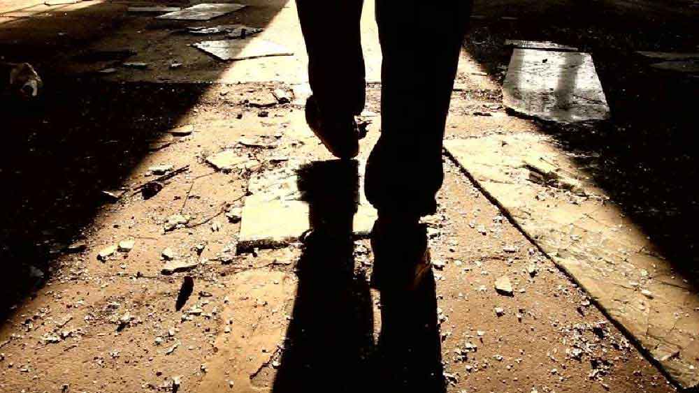 ১৯৭৫ সালে মেজর ভি কে শর্মার বাড়িতে গ্রেনেড ছোড়ার অভিযোগ ওঠে তার বিরুদ্ধে। এই ঘটনায় তাকে চাকরি থেকে বরখাস্ত করা হয়। গ্রেফতারও করা হয়েছিল। যদিও পরে বেকসুর খালাস করা হয়। 