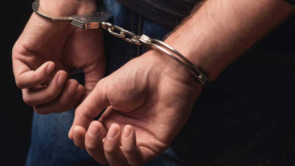 বদ অভ্যাসের কারণে নিজেদের বাড়ি থেকে দরবরাকে তাড়িয়ে দিয়েছিলেন স্ত্রী। 