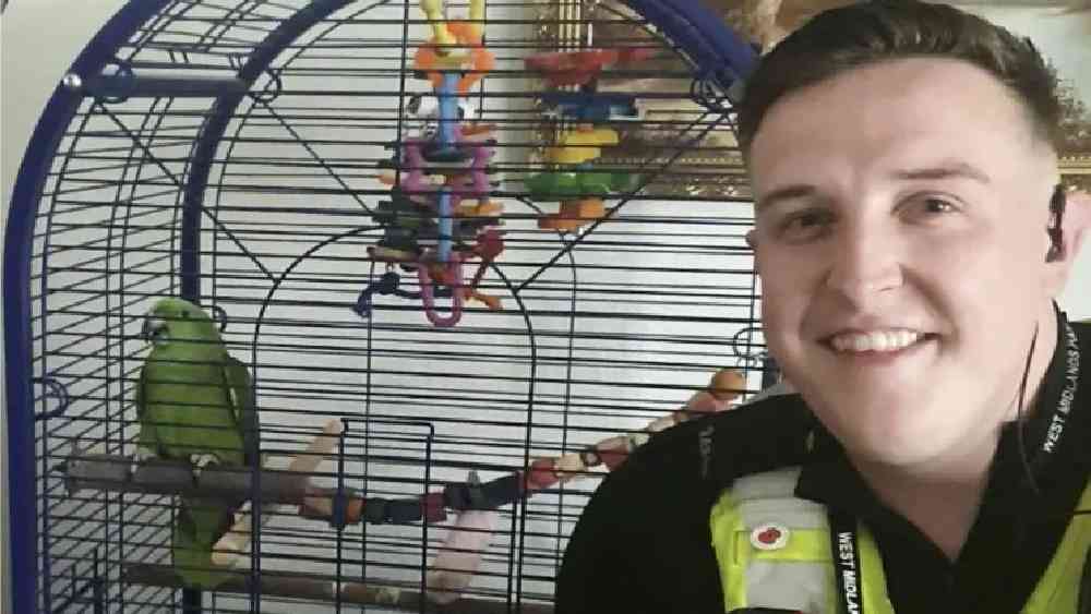 কীর্তিমান টিয়া মহাশয়ের সঙ্গে নিজস্বীও নেন পুলিশকর্মীরা