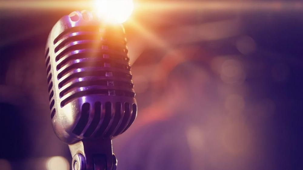 টেলিভিশনের প্রচলিত মুখ হিসাবে এই অভিনেত্রী যেমন বহু পার্শ্বচরিত্রে অভিনয় করেছেন, তেমনই বহু অনুষ্ঠানে সঞ্চালকের ভূমিকাও পালন করেছেন।