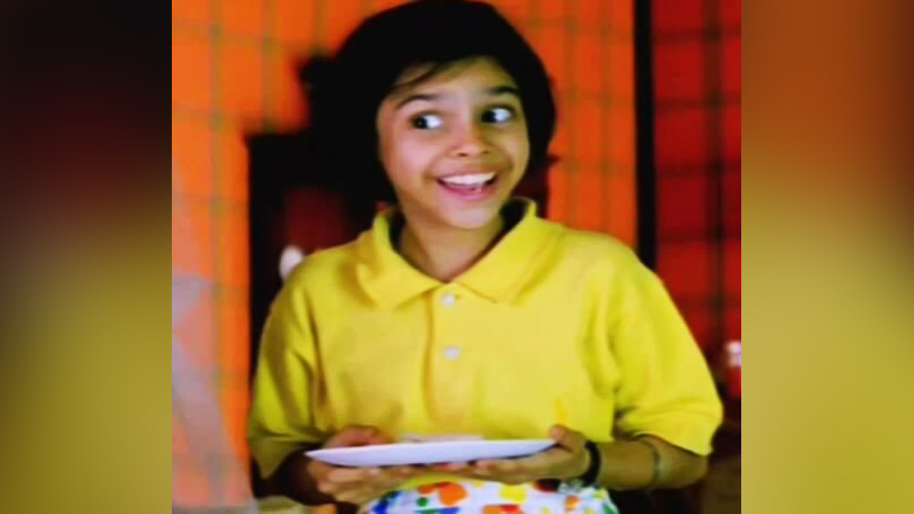 এই বাঙালি অভিনেত্রী আর কেউ নন, সুমনা চক্রবর্তী। হ্যাঁ, তিনিই ‘মন’ সিনেমায় শিশুশিল্পী হিসাবে অভিনয় করেছেন।