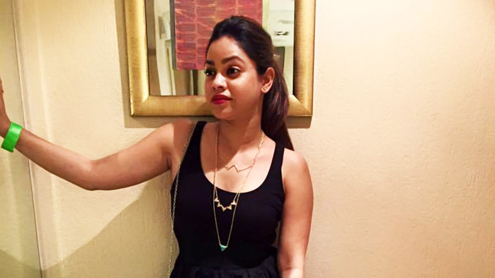 তাঁদের প্রশ্নের উত্তর দিয়ে সুমনা জানিয়েছেন, এই মেয়েটির ভূমিকায় তিনিই অভিনয় করেছেন। তিনি এ-ও বলেছেন, ‘‘তখন আমি ভীষণ বাচ্চা ছিলাম।’’