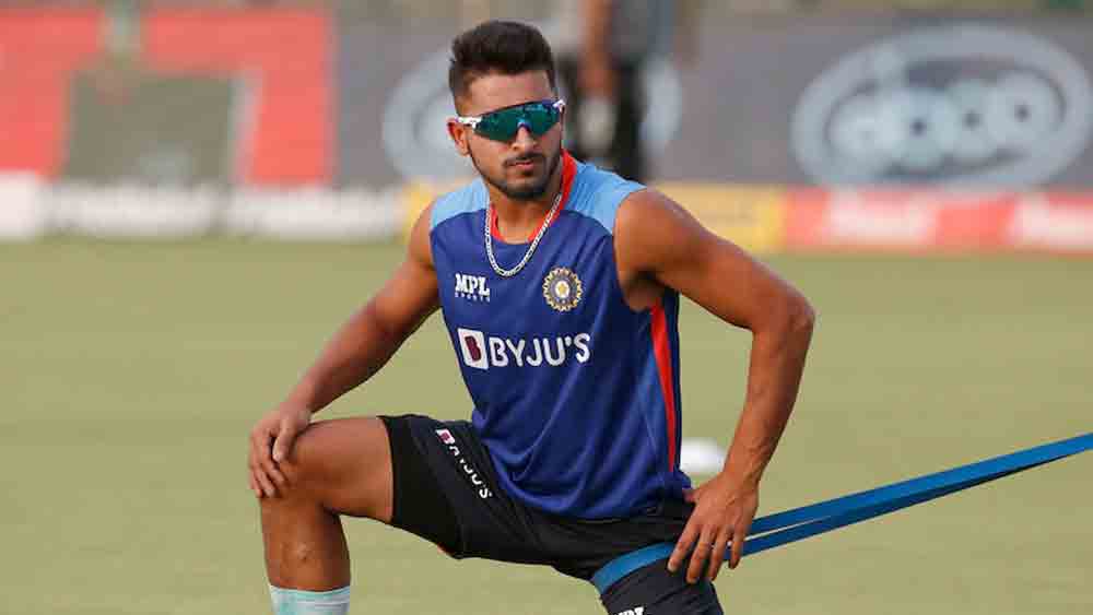 উমরান মালিক: কাশ্মীরের এই পেসার দলে থাকলেও এখনও পর্যন্ত কোনও ম্যাচ খেলেননি। শেষ ম্যাচে হর্ষল পটেলের বদলে তাঁকে আনা যেতেই পারে। তাঁর গতি নজর কেড়েছিল আইপিএলে। ভারতীয় দলের হয়েও তাঁকে সেই গতিতে বল করতে দেখা যেতে পারে।