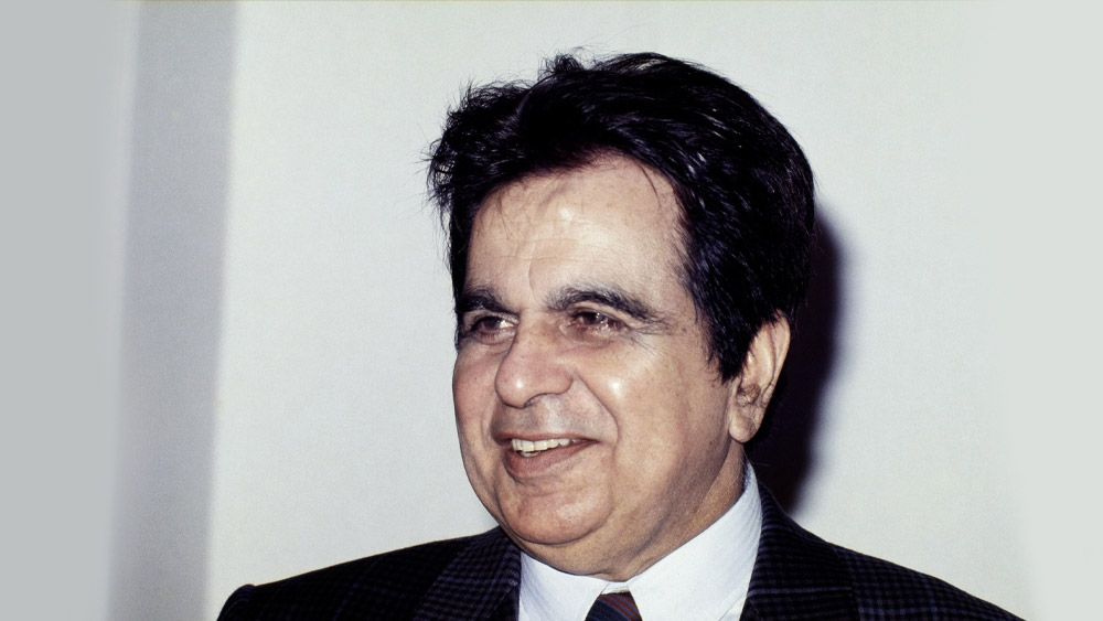 মহম্মদ ইউসুফ খান ওরফে দিলীপ কুমার পুণেতে কর্মরত ছিলেন। সেখানকার সেনাশিবিরের ক্যান্টিনে কাজ করতেন তিনি।