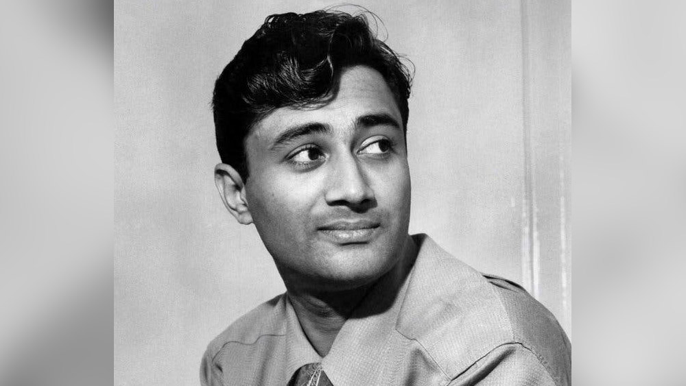 এই তালিকায় রয়েছেন বলিউডের ‘এভারগ্রিন’ নায়ক দেব আনন্দ। ১৯৪৬ সালে ‘হম এক হেঁ’ ছবিতে মুখ্য চরিত্রে অভিনয় করার সুযোগ পান তিনি। কিন্তু মুম্বইয়ে তাঁর আসা কর্মসূত্রেই।