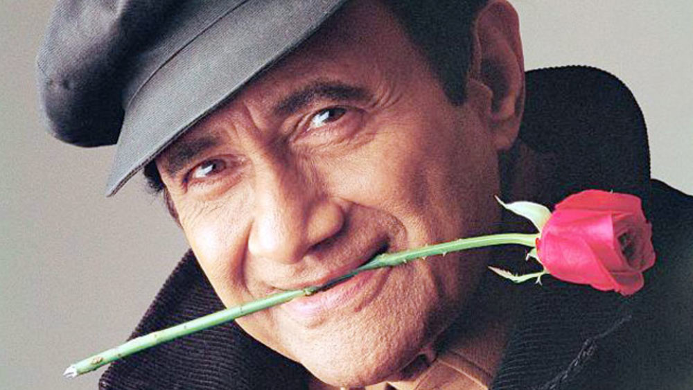 লাহৌরে ইংরেজি সাহিত্য নিয়ে পড়াশোনা শেষ করার পর মুম্বইয়ের চার্চগেট এলাকায় সেন্সর বোর্ডের অফিসে কেরানি পদে চাকরি করতেন দেব আনন্দ।