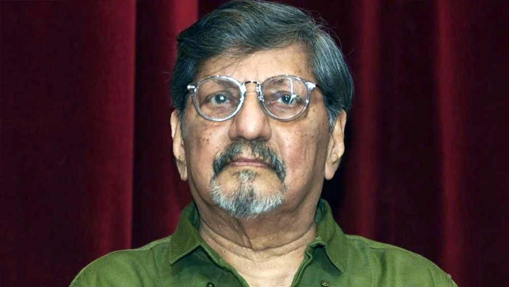 তবে, অভিনয় জগতে পুরোপুরি আসার আগে তিনি একটি নামকরা সরকারি ব্যাঙ্ক সংস্থার কর্মী ছিলেন।