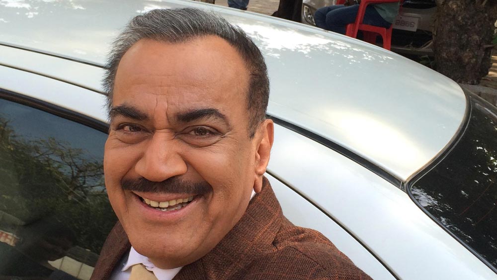 একটি সরকারি ব্যাঙ্কে ক্যাশিয়ার পদে কাজ করতেন তিনি। অভিনয় করবেন বলে ব্যাঙ্কের চাকরি ছেড়ে থিয়েটারে যোগ দেন। পরবর্তী কালে তাঁকে বহু হিন্দি ও মরাঠি ছবিতে অভিনয় করতে দেখা যায়।   