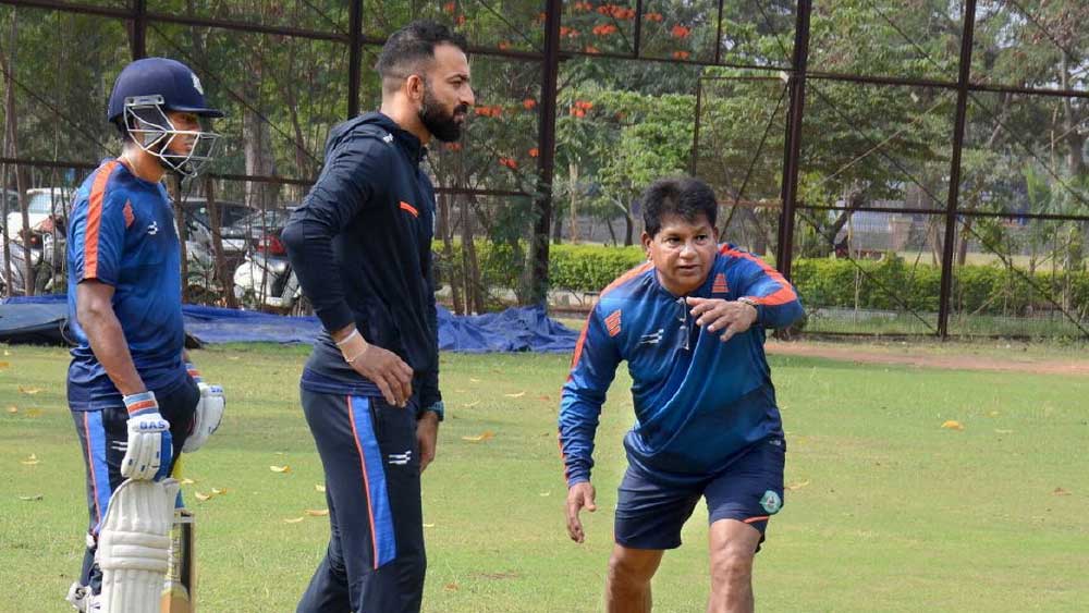 অনুশীলনে চন্দ্রকান্ত পণ্ডিত।