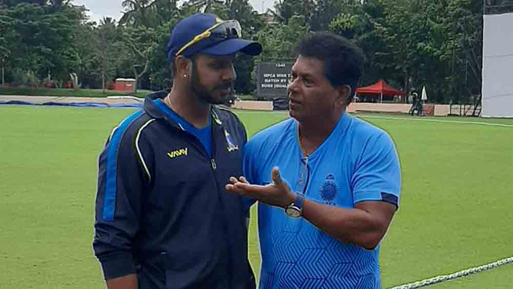 মনোজের সঙ্গে আলোচনায় পণ্ডিত।