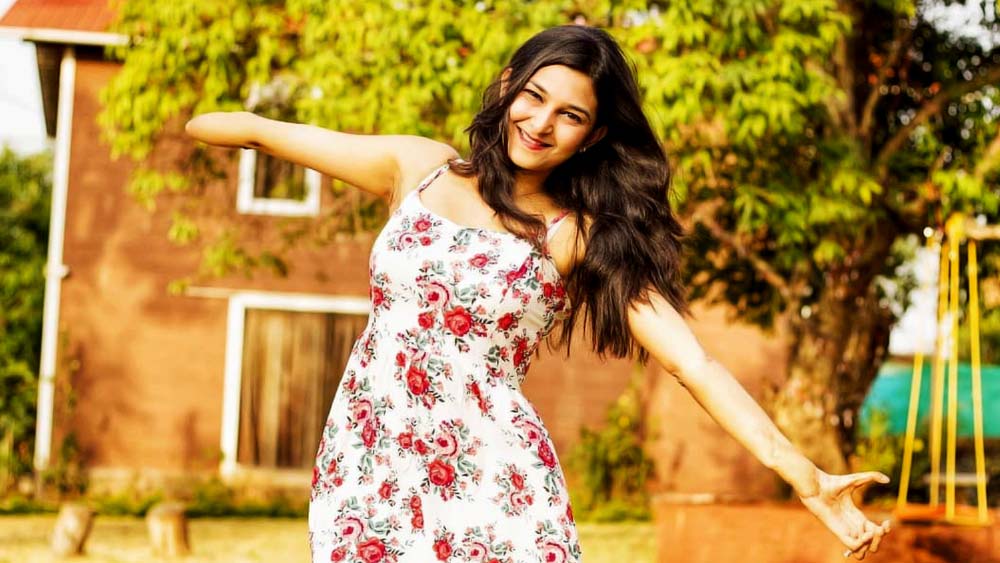 স্কুলে গরমের ছুটি পড়েছে। প্রতি বছরের মতো মুম্বইয়ের বাসিন্দা পৌলোমী বেড়াতে গিয়েছেন হায়দরাবাদে কাকার বাড়ি। তিন তলা বাড়ির বারান্দায় বোনেদের সঙ্গে মাছ ধরার ভঙ্গিতে খেলছিল ছোট্ট পৌলোমী। আচমকা বিপত্তি। খেলতে খেলতে বারান্দায় টাঙানো লোহার রড পড়ল পৌলোমীর হাতে। তার পর ওই অবস্থায় সেটি পড়ল পাশ দিয়ে যাওয়া ১১,০০০ ভোল্টের ইলেকট্রিক তারে!