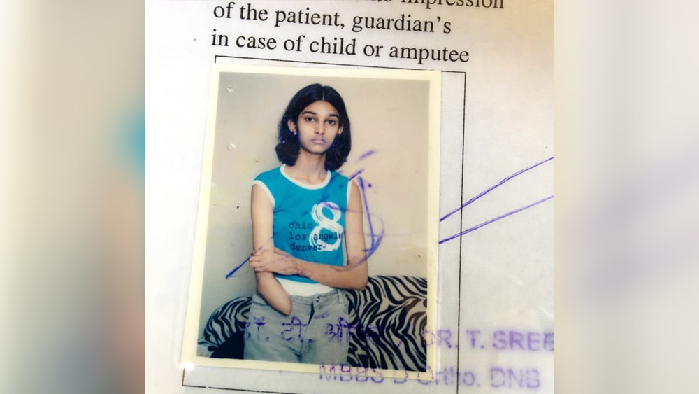 এক বার শুধু যন্ত্রণায় কঁকিয়ে উঠল ষষ্ঠ শ্রেণির পড়ুয়া। তার পর আর তার কিছু মনে নেই। জ্ঞান যখন ফিরল ছোট্ট মেয়েটি দেখল তার ডান হাতটাই নেই!