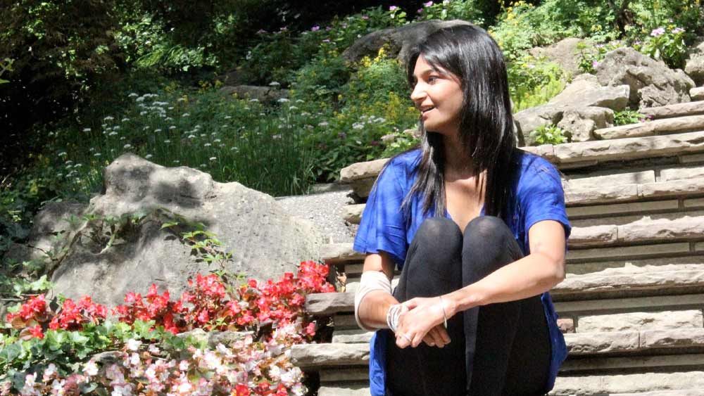 এর মধ্যে ডান হাতে গ্যাংগ্রিন শুরু হয়ে যায় পৌলোমীর। কেটে বাদ দেওয়া হয় ছোট্ট পৌলোমীর ডান হাত। মেয়েকে বাঁচাতে মরিয়া বাবা তাঁকে মুম্বইয়ে ফিরিয়ে নিয়ে যেতে চান। বাঁ পায়ে কোনও চামড়া নেই, ডান হাত পচনশীল। ওই অবস্থায় পৌলোমীকে ভর্তি করানো হয় মুম্বইয়ের একটি হাসপাতালে।