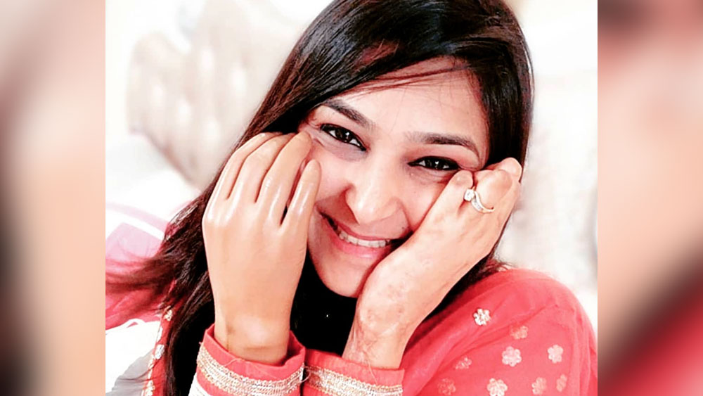 এয়ার অ্যাম্বুল্যান্সে করে হায়দরাবাদ থেকে মুম্বইয়ে আনা হয় পৌলোমীকে। তার পর আট মাসে চারটি হাসপাতালে চিকিৎসা হয় ১২ বছরের মেয়েটির। শরীরে একের পর এক সার্জারি। এ ভাবে ৪৫টি সার্জারি হয় পৌলোমীর সারা শরীরে।