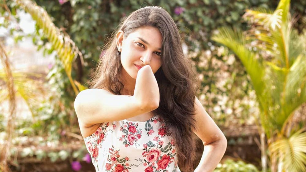 বাড়ি এসেও প্রায় ঘরে শুয়ে দিন কাটত পৌলোমীর। তার পর আত্মীয়-স্বজন তাদের দেখতে এসে করুণার দৃষ্টিতে তাকাতেন। পৌলোমীর নিজের কথায়, ‘‘সব সময় ওরা বাবা-মাকে বিব্রত করত।’’ মেয়ের মানসিক স্বাস্থ্যের কথা ভেবে বাড়িতে আত্মীয়-স্বজনের আসা বন্ধ করে দেন বাবা।