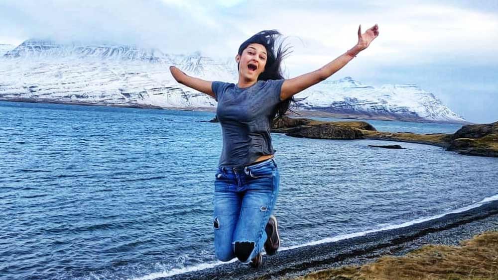 ওই বছরই প্রস্থেটিক হাত হল পৌলোমীর। কিন্তু সেই হাতের ওজন এতটা ভারী যে তাকে নিয়ে হাঁটাচলা হয়ে উঠল কষ্টের। তবু আস্তে আস্তে অভ্যেস করলেন। ওই হাত দিয়েই শুরু করেন লেখার চেষ্টা। প্রথম প্রথম দীর্ঘ চিঠি লিখতেন পৌলোমী। খুব কষ্ট হত। তবু করতেন। এ ভাবে একটা বই লিখে ফেলেন তিনি।