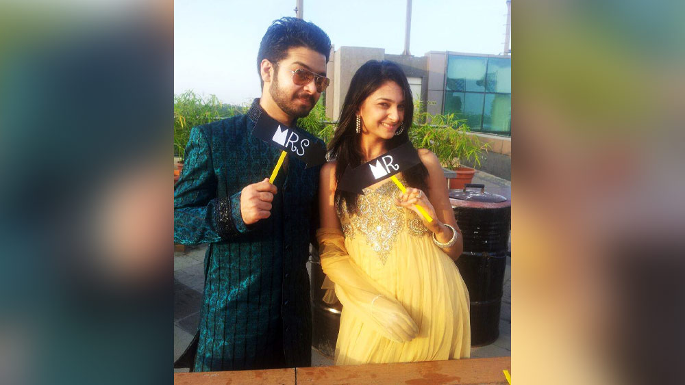 অনেকে করুণার চোখে দেখেছে। স্কুল-কলেজে তেমন বন্ধুবান্ধবও হয়নি। সবাই কেমন এড়িয়ে যেতেন। এ সবের মধ্যে শেষ করেছেন এমবিএ-এর পড়াশোনা। কিন্তু একটি ছেলে ছোট থেকে তাঁর হাত ছাড়েননি। সেই সন্দীপ জটওয়ানিকে বিয়ে করেন পৌলোমী। 