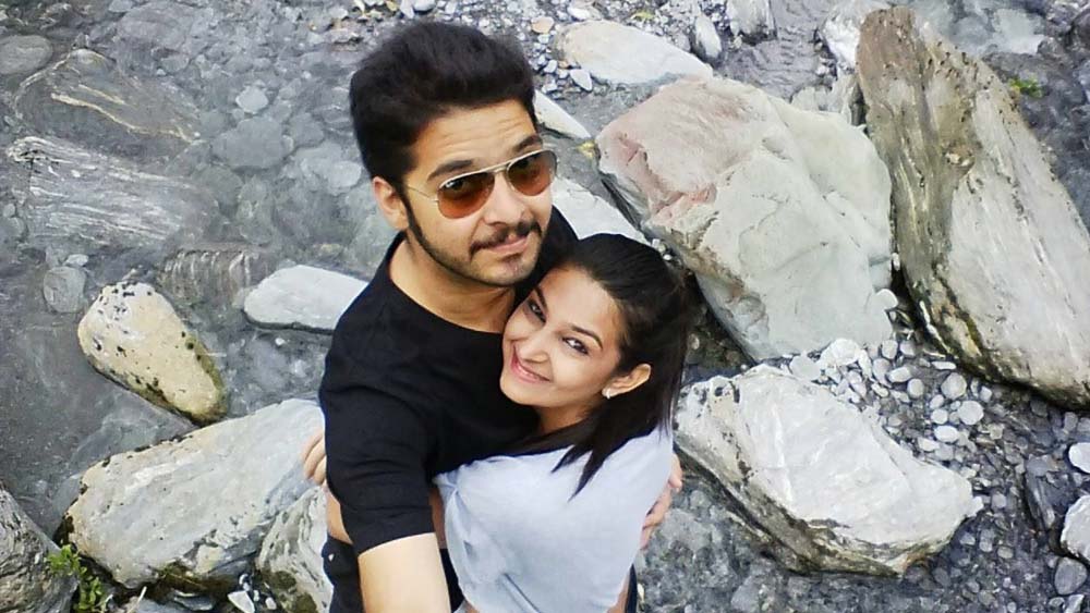 বরকে নিয়ে কথা বলতে গেলেই ঝিকমিক করে ওঠে তাঁর মুখ। তাঁর কথায়, ‘‘প্রায় চোদ্দ বছরের চেনা সন্দীপ। স্কুলের গণ্ডি সদ্য পার করেছি। সেই সময়ে ওর সঙ্গে আলাপ। ওকে কোনও দিন জিজ্ঞেস করতে শুনিনি আমার কী হয়েছিল, কী বৃত্তান্ত। সবই ও জানত বন্ধুদের কাছ থেকে। তবু সব সময় আমার পাশে থেকেছে। আসলে আমি কী চাই, না চাই, ভীষণ অদ্ভুত ভাবে ও বুঝে যায়।’’