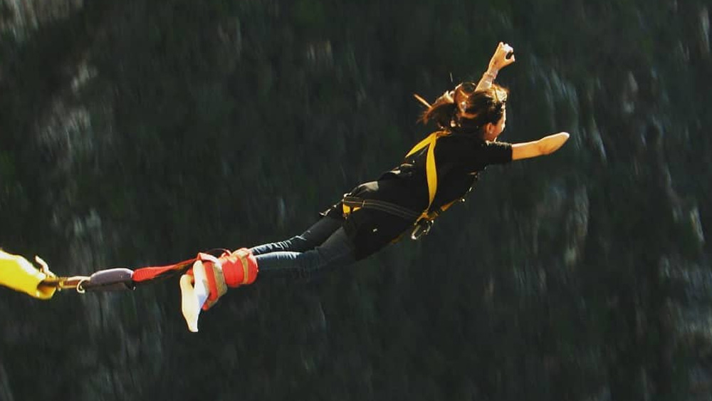 অল্প বয়সে হাত হারানো, শরীরে একাধিক সার্জারির পরও শুধু ইচ্ছেশক্তির উপর ভর করে সামনের দিকে এগিয়ে গিয়েছেন পৌলোমী। এখন তিনি লেখেন, গাড়ি চালান, এমনকি, স্কাইডাইভেও চলে যান মাঝেসাঝে। পারিবারিক ব্যবসা সামলান একা।