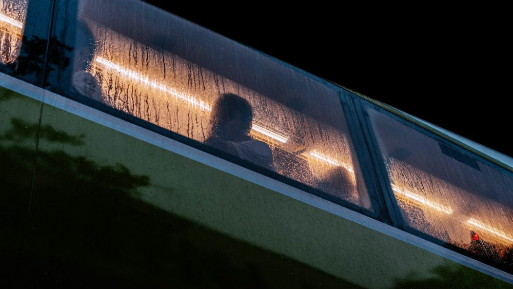 বাসটির গন্তব্য ছিল শিয়াং শান শহর বা ফ্রেগরেন্ট হিল নামের এক জায়গা। ইউয়াং মিং হুয়ান বাসস্টপ থেকে যা মাত্র সাতটি স্টপ দূরে। একে একে অনেকেই ওই বাস থেকে তাঁদের নির্দিষ্ট গন্তব্যে নেমে যেতে থাকেন। কয়েকটি স্টপ পরে ওই বাসে ছিলেন কেবলমাত্র বৃদ্ধা এবং ওই যুবকটি। এবং অবশ্যই বাসের চালক এবং এক মহিলা কন্ডাক্টর।