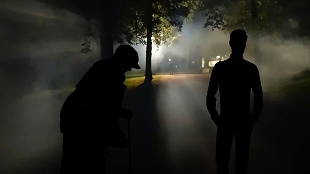 কিছু ক্ষণ পর চালকের নজরে আসে, রাস্তার ধারে দাঁড়িয়ে দু’জন ব্যক্তি বাস থামানোর ইশারা করছেন। ওই দুই যাত্রীর সামনে বাস থামান তিনি।