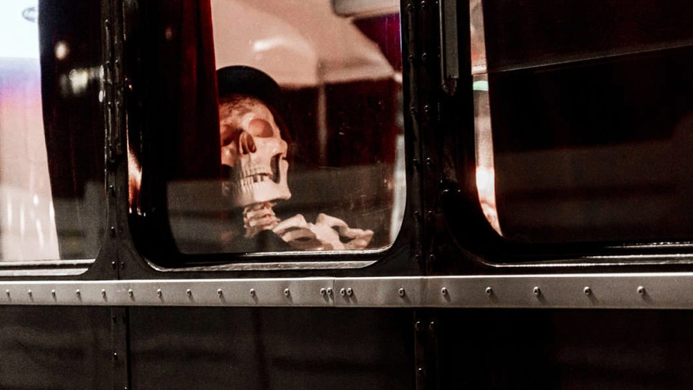 কয়েকটি স্টপ পরে বাসের ভিতরে চিলচিৎকার জুড়ে দেন ওই বৃদ্ধা। পিছনের আসনে বসা যুবকটি নাকি পকেটমার। তাঁর টাকার ব্যাগটি হাতিয়ে নিয়েছেন। এ দাবি করে বেজায় চেঁচামেচি করতে থাকেন ওই বৃদ্ধা। শীতের রাতে এমন ঝামেলায় বিরক্ত হয়ে বাস থামিয়ে দেন চালক। বৃদ্ধা এবং যুবককে জোর করে বাস থেকে নামিয়েও দেন। এর পর দু’জনের সামনে দিয়ে বেরিয়ে যায় বাসটি।