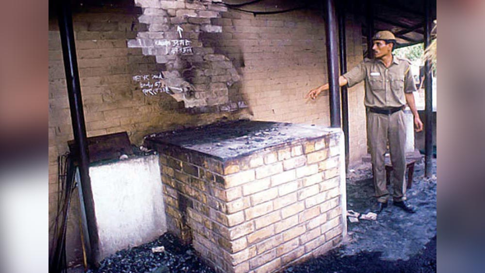 ঠিক সে সময় রেস্তরাঁর সামনে দিয়ে দুই পুলিশকর্মী যাচ্ছিলেন, অস্বাভাবিক মাত্রায় আগুন জ্বলছে দেখে রেস্তরাঁর দিকে এগিয়ে যান তাঁরা। মাংস রোস্ট করছেন বলে পুলিশদের জানান সুশীল। কিন্তু বাজে পোড়া গন্ধে চারদিক ভরে যাওয়ায় পুলিশের মনে সন্দেহ জাগে।