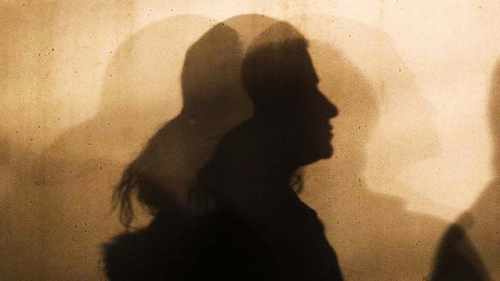 কিন্তু এই খুনের নেপথ্যে রাজনীতির কোনও মারপ্যাঁচ ছিল না। বরং ছিল পরকীয়া, তৃতীয় ব্যক্তির উপস্থিতি, সন্দেহ ও পারিবারিক অশান্তি।