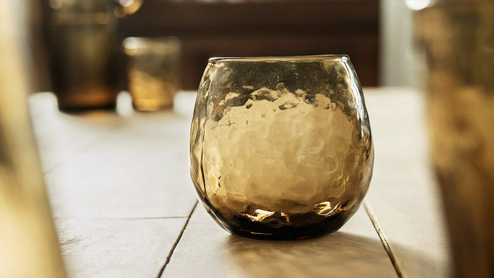 স্ত্রীর এ রকম আচরণে খানিকটা সন্দেহ জাগে সুশীলের। তখনই তাঁর নজরে পড়ে মদ ভর্তি গ্লাসের দিকে। তা দেখে সুশীলের আরও সন্দেহ বেড়ে যায়। কার সঙ্গে ফোনে কথা বলছিলেন, মত্ত অবস্থায় বারংবার জিজ্ঞাসা করছিলেন সুশীল।