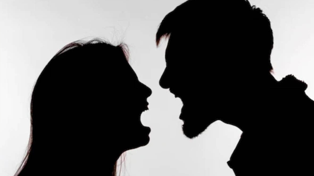 ধীরে ধীরে স্বামী-স্ত্রীর কথোপকথন অশান্তির রূপ নেয়। বান্ধবীর সঙ্গে কথা বলছিলেন জানালেও সন্দেহের বশে আবার নম্বর ‘রিডায়াল’ করে দেখেন সুশীল।