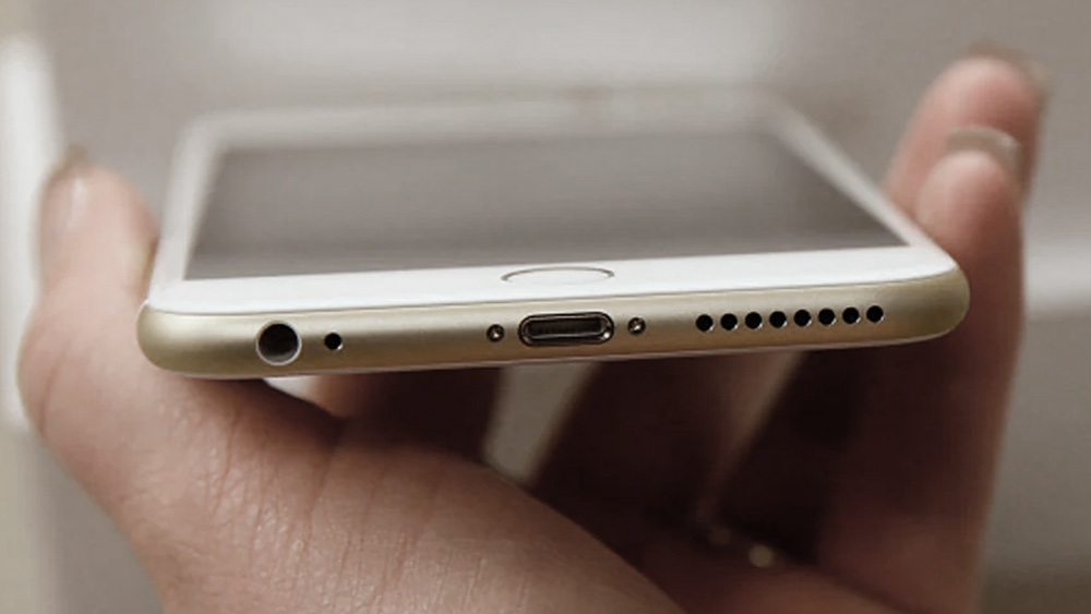 কিন্তু ফোনের ওপার থেকে ভেসে আসে একটি পুরুষকণ্ঠ। গলার আওয়াজটিও খুব পরিচিত। এ যে মতলুব! নয়না তা হলে তাঁর অনুপস্থিতিতে মতলুবের সঙ্গেই কথা বলছিলেন।