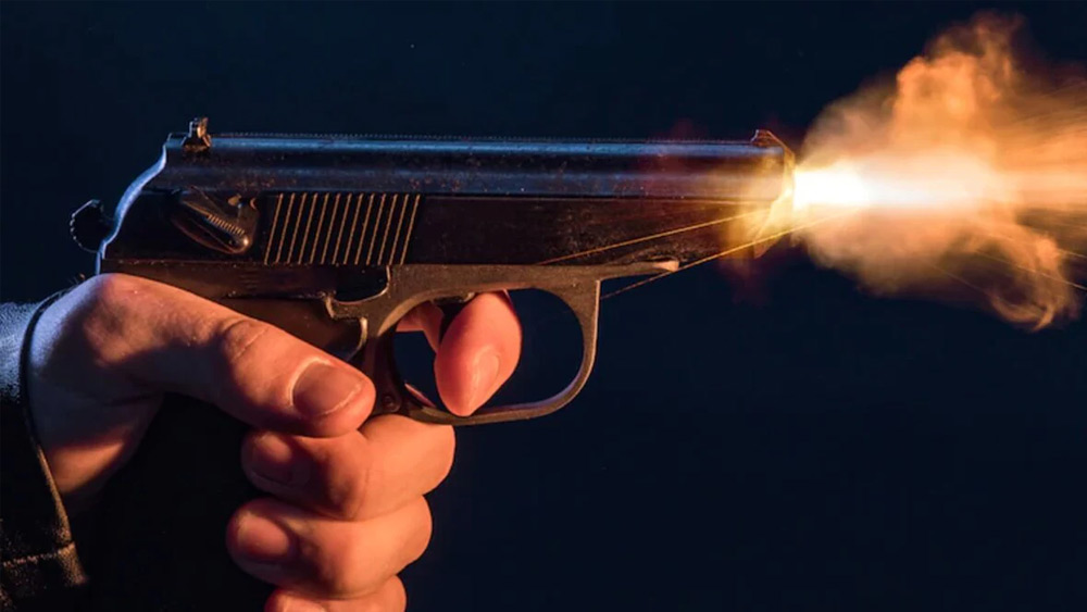 তাঁর সন্দেহই ঠিক! আর রাগ সামলাতে না পেরে নয়নাকে লক্ষ করে পর পর দু’বার গুলি চালিয়ে দেন সুশীল। একটি গুলি নয়নার গলায়, অন্য গুলিটি তাঁর মাথায় লাগে।