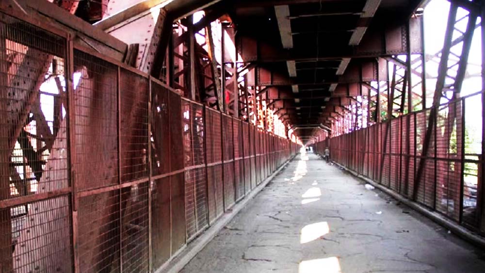 কিন্তু ব্রিজের উপর প্রচুর গাড়ির যাতায়াত। পর পর দু’বার গাড়ি নিয়ে ব্রিজের চক্কর কেটেও কোনও নিরিবিলি জায়গা খুঁজে পেলেন না তিনি। এমন সময় তাঁর মাথায় ভয়ানক পরিকল্পনা আসে।