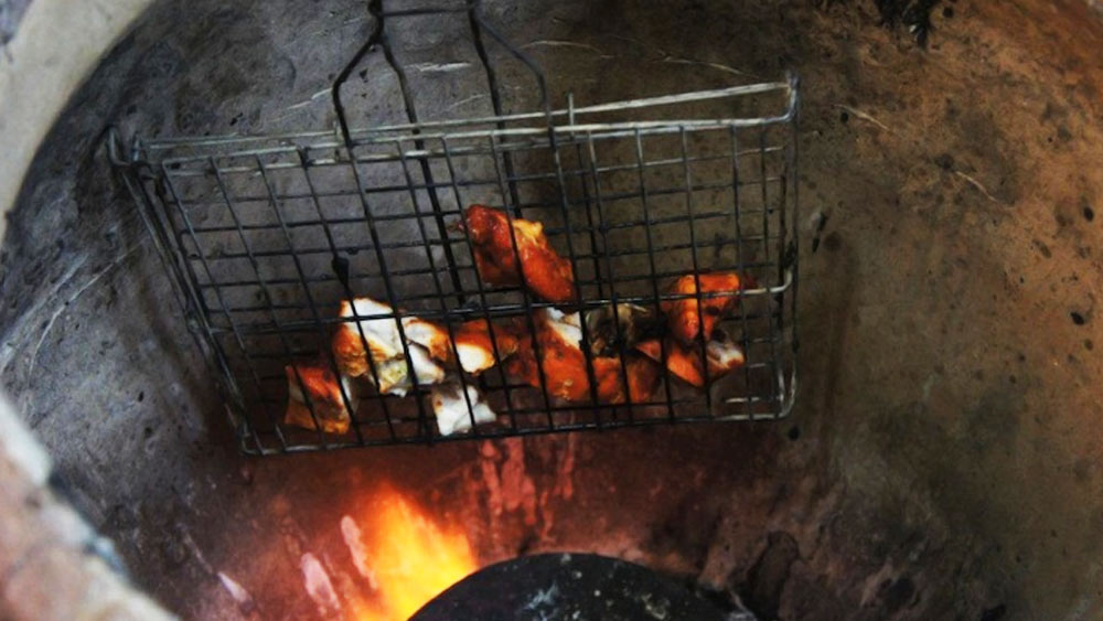 শহরের ভিতর ‘বাগিয়া’ নামের একটি রেস্তরাঁয় যান তিনি। রেস্তরাঁর ম্যানেজার কেশব কুমার তাঁর পরিচিত ছিলেন। কেশবের সহায়তায় নয়নার দেহ টুকরো টুকরো করে কেটে ফেলেন সুশীল। তার পর দেহের টুকরোর চার দিকে মাখন লাগিয়ে তন্দুর ওভেনে পোড়াতে শুরু করেন দু’জন মিলে।