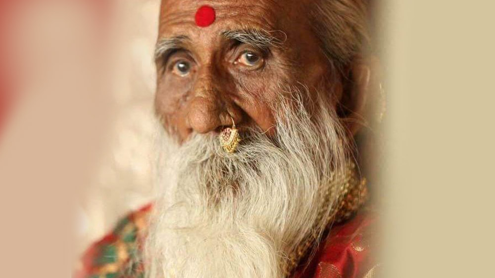 তবে, তিনি যে শুধু এই কারণের জন্য বিখ্যাত, তা নয়। দীর্ঘ ৭০ বছর ধরে জল বা কোনও খাবার স্পর্শ করেননি মাতাজি। কোনও সাধারণ মানুষও জল না খেয়ে ১০ থেকে ১৫ দিনের বেশি বেঁচে থাকতে পারেন না। কিন্তু এই সন্ন্যাসী কী করে এত দিন সুস্থ হয়ে বেঁচে ছিলেন?