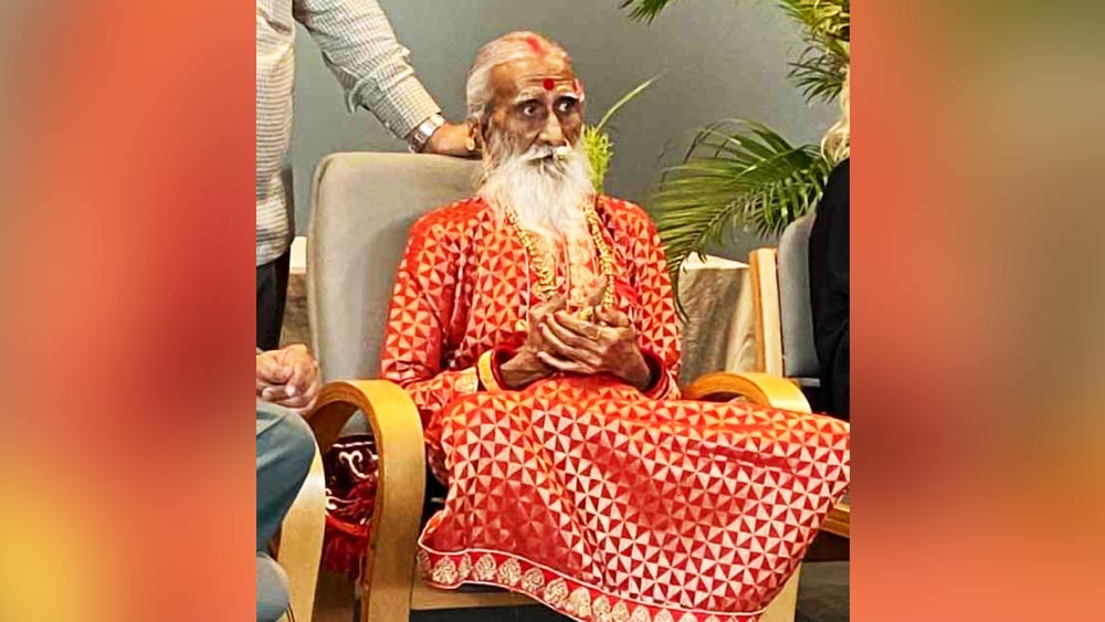 মাঝে মাঝে রোদ পোহাতে সন্ন্যাসী বাইরে যেতেন ঠিকই, কিন্তু তাঁকে কখনই কোনও রকম খাবার দেওয়া হয়নি। প্রায় ১০ দিন এ ভাবে থাকার পর চিকিৎসকরা লক্ষ করেছিলেন, মাতাজি বিগত ১০ দিন যাবৎ মল বা মূত্র ত্যাগ করেননি।