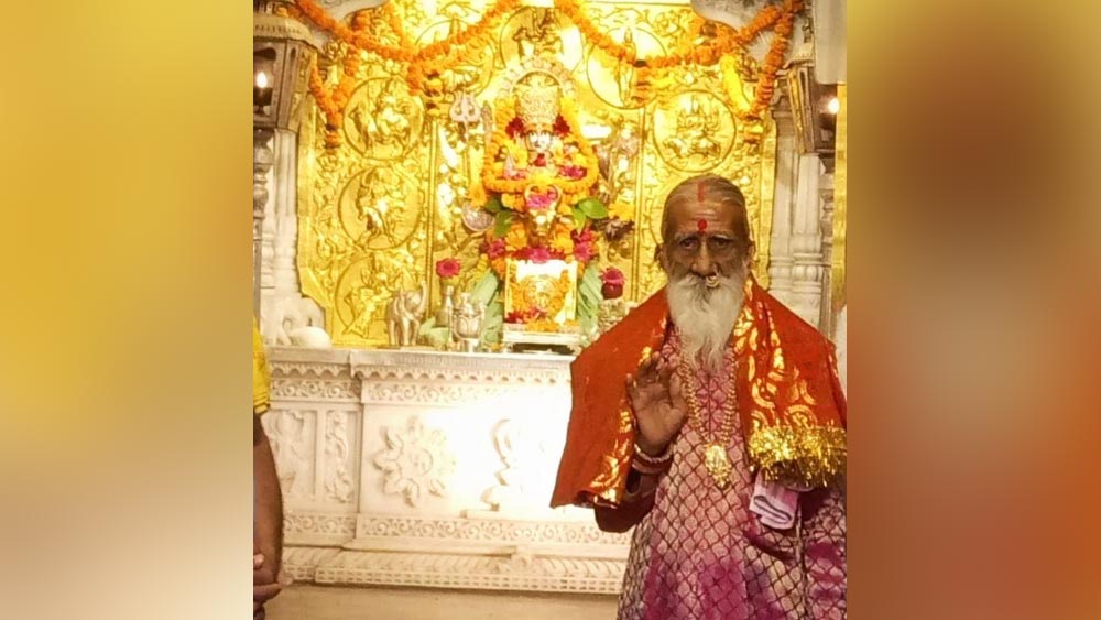 মাতাজির মতে, মা অম্বাই এই ছিদ্রের মাধ্যমে তাঁর মুখে খাবার এনে দেন, কোনওদিনই তাঁকে অভুক্ত রাখেননি তাঁর মা। তাই আর আলাদা করে কিছু খাওয়ার দরকার পড়ত না মাতাজির।