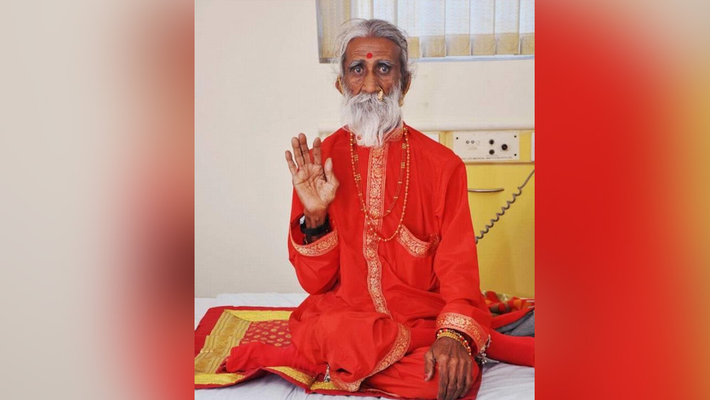 তাঁর আসল নাম অবশ্য প্রহ্লাদ জানী। গুজরাতের চারাদা গ্রামে তাঁর জন্ম। সাত বছর বয়সে তিনি বাবা-মাকে ছেড়ে জঙ্গলে গিয়ে থাকতে শুরু করেন।