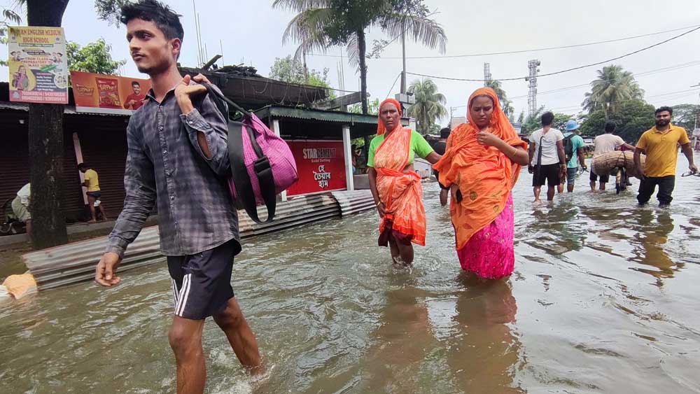 ঘর ছেড়ে ত্রাণশিবিরের পথে। 