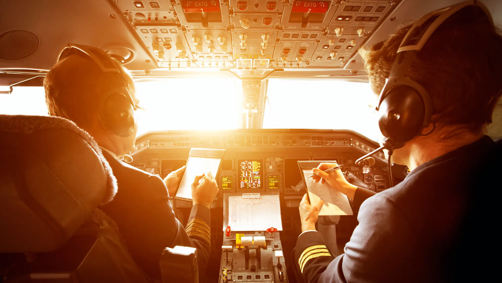 বিমান ওড়ার প্রস্তুতি শুরু হয়ে গিয়েছিল। ঠিক তার আগেই ককপিটে রীতিমতো ধুন্ধুমার কাণ্ড! সহকর্মীর সঙ্গে পাইলটের তুমুল বচসা। যার পরিণতি যে এতটা ভয়ঙ্কর হবে, তা বোধহয় আজও ভাবলে আঁতকে ওঠেন ব্রিটেনবাসী।