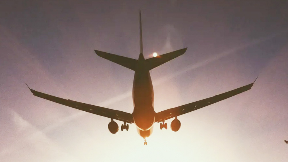 বিরোধিতা করায় বিক্ষোভরত তরুণ পাইলটদের রোষের মুখে পড়েন স্ট্যানলি। হকার সিডেলি ট্রাইডেন্ট-সহ একাধিক সংস্থার বিমানে স্ট্যানলির অপমানজনক ছবি দেওয়া হয়।