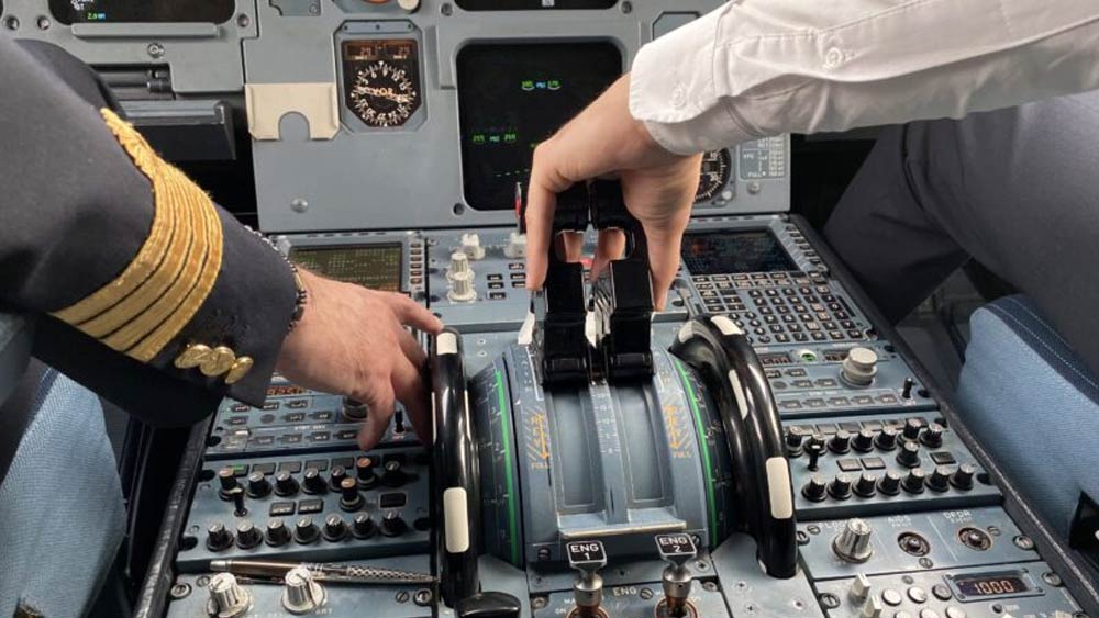 বিমানের ইঞ্জিনিয়ারদের টেবিলেও স্ট্যানলির ছবি লাগিয়ে দেওয়া হয়।