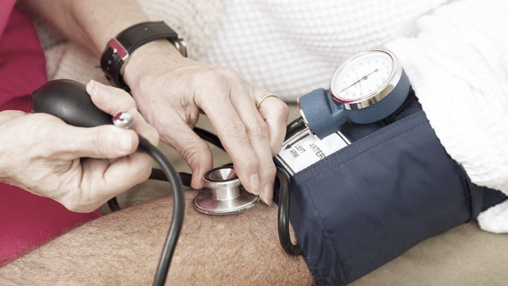 বাদানুবাদের সময় রাগারাগিতে তাঁর রক্তচাপ বেড়ে যায়। তার পরই ঘটে যায় দুর্ঘটনা।