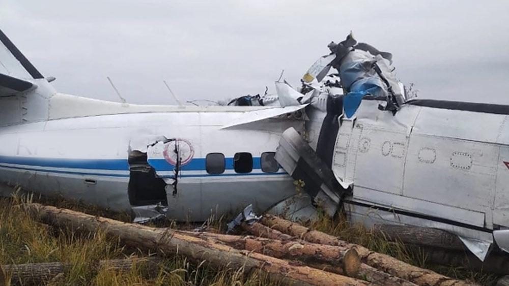  দু’টুকরো হয়ে যায় বিমানটি। তার পর উল্লম্ব ভাবে মাটিতে পড়ে ভেঙে যায়।