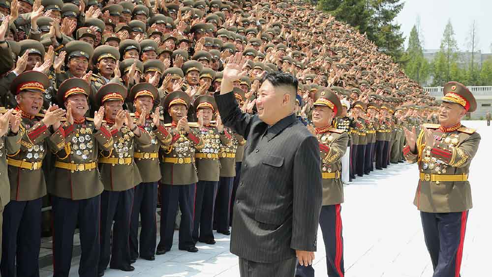 উত্তর কোরিয়া এক বিশেষ সামরিক নীতি মেনে চলে, যার নাম ‘সোঙ্গুন’। এই নীতি অনুযায়ী, দেশের মধ্যে থাকা সমস্ত সম্পদের উপর সেনাবাহিনীর অগ্রাধিকার রয়েছে। এই নিয়মের ব্যতিক্রম নন সেই দেশের বাসিন্দারাও। কারণ কিমের দেশ নাগরিকদেরও ‘দেশের সম্পদ’ বলেই মনে করে। মূলত ১৭-১৮ বছর বয়সি সে দেশের স্নাতকদের সেনাদলে যোগদান করানো হয়। আগে মহিলাদের স্বেচ্ছায় সেনাবাহিনীতে যোগদান করার নিয়ম থাকলেও ২০১৫-র পর থেকে মহিলাদেরও সেনাবাহিনীতে যোগদান বাধ্যতামূলক করা হয়। ২০০৩ সালে, পুরুষদের কমপক্ষে ১০ বছর এবং মহিলাদের কমপক্ষে সাত বছর সেনাবাহিনীতে পরিষেবা দেওয়া বাধ্যতামূলক করা হয়। তবে তার আগে পুরুষদের জন্য এই সময়সীমা ছিল ১৩ বছর এবং মহিলাদের জন্য ১০ বছর।