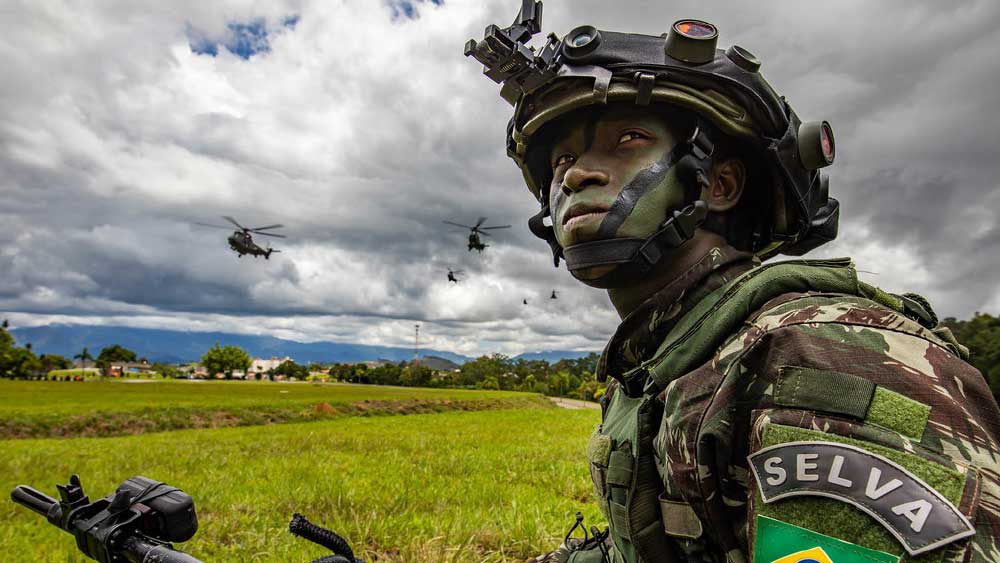 ব্রাজিলের সংবিধান অনুযায়ী দেশের সমস্ত পুরুষের জন্য সেনাবাহিনীতে যোগ দেওয়া আবশ্যিক। সর্বনিম্ন ১২ মাসের জন্য সামরিক বাহিনীতে যুক্ত থাকতে হয় সে দেশের পুরুষদের। তবে কেউ চাইলে আট বছর পর্যন্ত নিজের ইচ্ছায় সেনায় যুক্ত থাকতে পারেন। ব্রাজিলে সাধারণত ১৮ বছর বয়স পেরোলেই যুবকদের সেনায় ভর্তি করানো হয়। বাহিনীতে যোগ দিতে অনিচ্ছুকদের ভোটাধিকার কেড়ে নেওয়ারও আইন রয়েছে। তবে সেনাদলে যোগ দেওয়ার এই নিয়ম থেকে অব্যাহতি দেওয়া হয়েছে মহিলাদের।