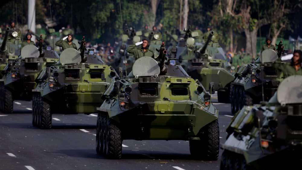 কিউবাতে ১৭ থেকে ২৮ বছর বয়সি পুরুষদের দু’বছর দেশের সামরিক বাহিনীতে যোগ দেওয়া বাধ্যতামূলক। ১৬ বছর হলেই তাঁদের সে দেশের সেনাদলে নাম নথিভুক্ত করতে হয়। দু’বছর পরিষেবা দেওয়ার পর পুরুষরা সেনাবাহিনী ছেড়ে চলে গেলেও তাঁদের সেনার অংশ হিসেবেই বিবেচনা করা হয়। ৪৫ বছর বয়স হওয়া পর্যন্ত দেশের স্বার্থে যখন খুশি আবারও সেনায় যোগ দেওয়ার নির্দেশ দেওয়া হতে পারে ওই ব্যক্তিদের। সেনাবাহিনীতে যোগ দিতে অস্বীকার করলে সেই ব্যক্তির কারাদণ্ড বা জরিমানাও হতে পারে। তবে মহিলাদের ক্ষেত্রে নিয়মটা একটু আলাদা। মহিলারা স্বেচ্ছায় দু’বছরের জন্য সেনা হিসেবে যোগ দিতে পারেন। তবে যোগ দিতেই হবে এমন বাধ্যবাধকতা নেই।