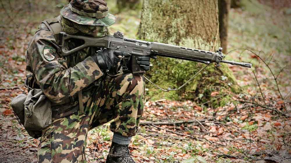 পুরুষদের অতি অবশ্যই সেনাদলে যোগ দেওয়ার এই নিয়ম বদলানোর জন্য ২০১৩ সালে সুইজারল্যান্ডে গণভোট হয়। তবে ৭৩ শতাংশ মানুষ পুরুষদের প্রতিরক্ষা বাহিনীতে আবশ্যিক ভাবে যোগ দেওয়ার পক্ষেই ভোট দেন। এর আগেও দু’বার এই গণভোটের আয়োজন করা হয়েছিল। পুরুষদের জন্য নিয়ম তো পাল্টানো তো দূরে থাক, উল্টে ২০২৪ সালের মধ্যে মহিলাদেরও সামরিক বাহিনীতে যোগদান বাধ্যতামূলক করার চিন্তাভাবনা চলছে।